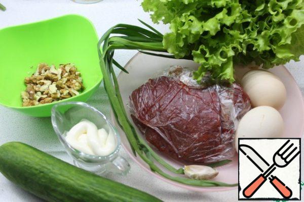 Products for the salad. Adjust the amount of onion, garlic and mayonnaise to your taste.
