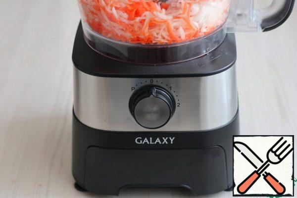Peel the carrots (1 PC.) and place them in the bowl of a food processor. Chop into strips. Then chop the daikon (1 PC.).