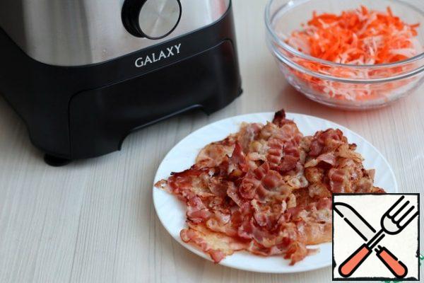 Bacon (200 gr.) fry until golden brown.