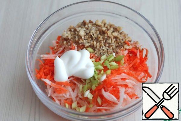 Combine all the components of the salad in a bowl, add chopped green onions, add salt to taste. Season the salad with mayonnaise.