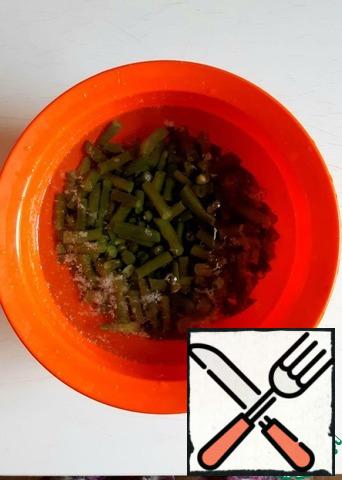 Boil the string beans for 7 minutes, cool in ice water to preserve the color. Cut the beans about 1-1, 5 cm.