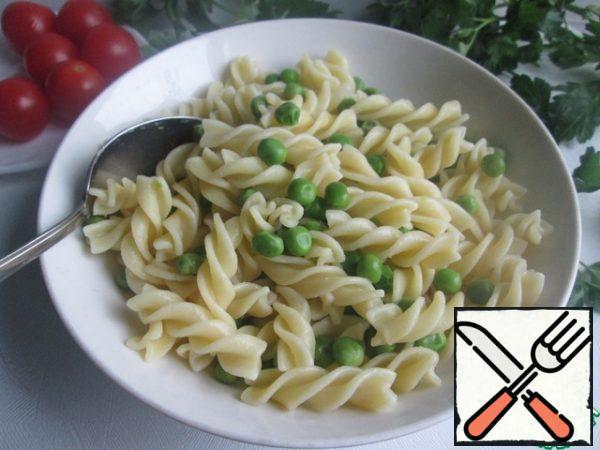 Drain the water and put the pasta and peas in a large salad bowl.