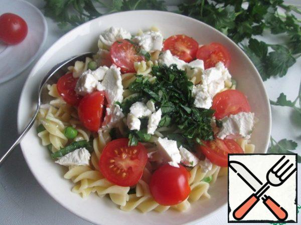 Add the sliced cherry tomatoes, chopped parsley and crumbled feta cheese (it can be replaced with fetaxa, cheese, Adygea cheese, or another variety of similar cheese).