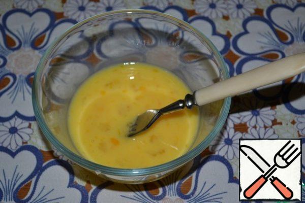 In a separate bowl, whisk the egg with milk and a pinch of salt with a fork.
