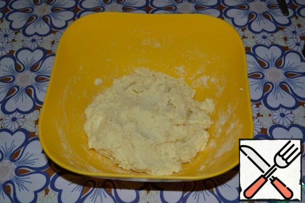 Put the potato mass in a deep bowl, add the flour and mix well with a spoon.