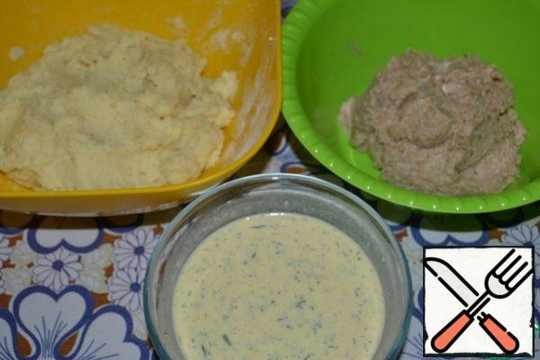 Let's see what we got - a potato base for baskets, a stuffing made of minced meat and a beautiful fragrant dressing sauce.
