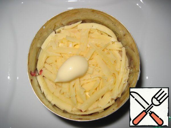 2 layer - the second half of grated cheese and a little mayonnaise,