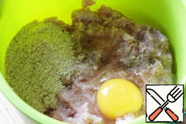 For further preparation, put the minced meat in a bowl, add the egg, breadcrumbs, salt and granulated garlic.
Mix the minced meat and beat it a little.