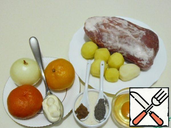 Here is a simple set of products you will need to prepare a meat cake.
Small potatoes can be used entirely, large tubers-cut in half.
Peel the potatoes and boil without salt. From the moment of boiling no more than 10 minutes, cool.
Cut the meat into pieces, as usual for minced meat.