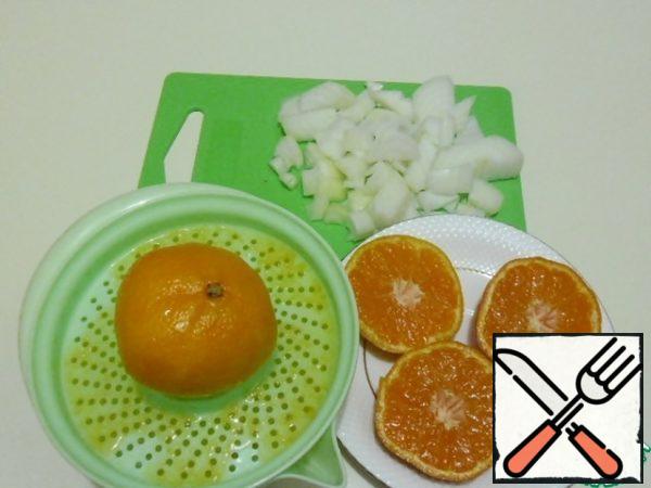 Squeeze out the juice of two tangerines (I got 98 ml). Crusts from one tangerine do not throw away.
Onion cut into arbitrary pieces.
Meat and onions pour the prepared juice, mix well and leave for 1-2 hours to marinate. You can mix periodically.
