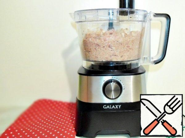 After the specified time, we will prepare minced meat.
The food processor will help me with this.
In the bowl of the combine I put the pickled meat and onions together with the juice. Literally in a minute the products are crushed.
