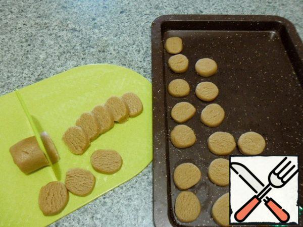After an hour, I take a flagellum from the freezer, cut into washers 1 cm thick.
Lay out cookies on a baking sheet is not tight.