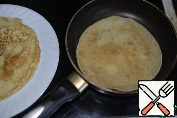 We take a frying pan, I used a small one. Brush with oil and bake pancakes in the usual way. It turned out 12 pcs .
