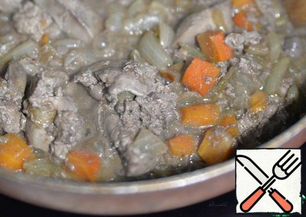 Add the salt and pepper mixture, stir and simmer over medium heat until tender for 15 minutes.
Let the finished liver with vegetables cool down.
