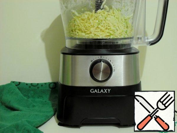 Using the same nozzle, we rub the zucchini.
Salt them to taste, let them brew and give the juice.
