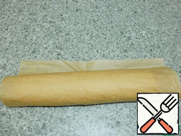 all the while tightening it tighter. At the same time, smooth and dense layers are formed.
At the end, wrap the finished roll in parchment a couple of times,
