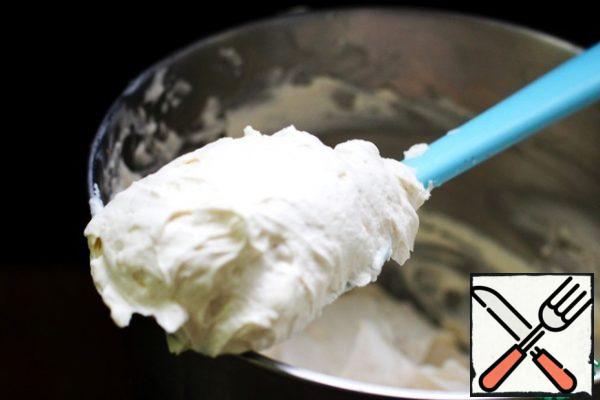 Prepare the cream. Beat on low speed cold cream, powder and cheese until combined, add spices and honey, stir. Try not to beat much, so as not to fill the bubbles in the cream.