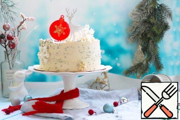 Take out the pie in the morning. Lubricate the sides and top with cream, align with a spatula.
Decorate as you wish.
I sprinkled sugar balls, cut snowflakes out of mastic. In the center, I made a caramel ball in a silicone mold. Deer topper, ready to eat.
