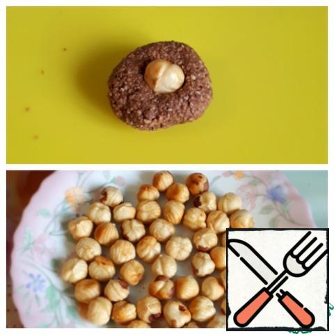 Fry the hazelnuts and remove the husks. We pinch off the chocolate mass of 20 grams, roll the ball, inside which we put the nut.