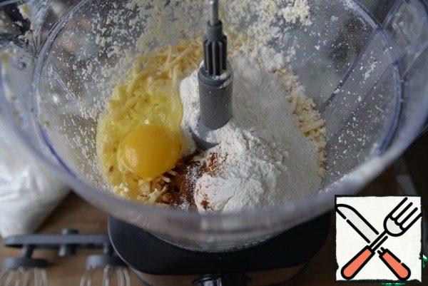 Add the egg, chili pepper, paprika, baking powder, flour, knead the dough.