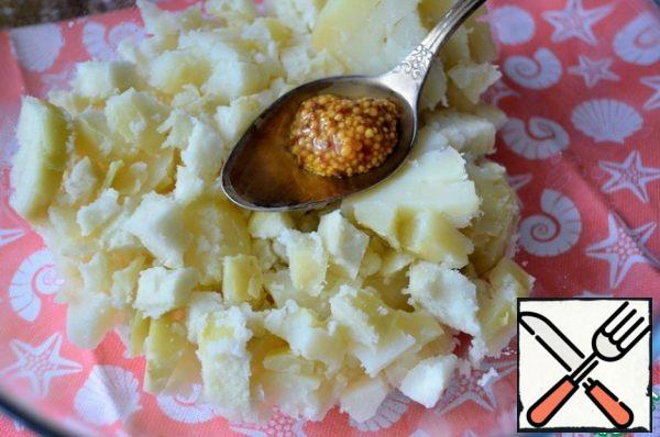 Boiled potatoes and carrots in uniform.
Peel the potatoes hot, chop, add the fragrant oil and mustard and mix.