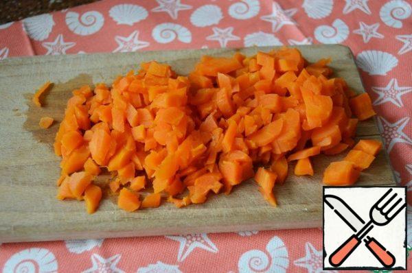 Carrots cut into cubes, put to the potatoes.