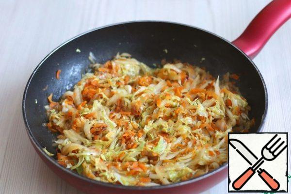 Add 3 tablespoons of vegetable oil to the pan, add chopped carrots and onions. Pass the onions and carrots until light Golden brown, then add 1/2 Cup of water and add to the onions and carrots shredded Peking cabbage, mix with salt and pepper to taste. The cabbage gently stew.