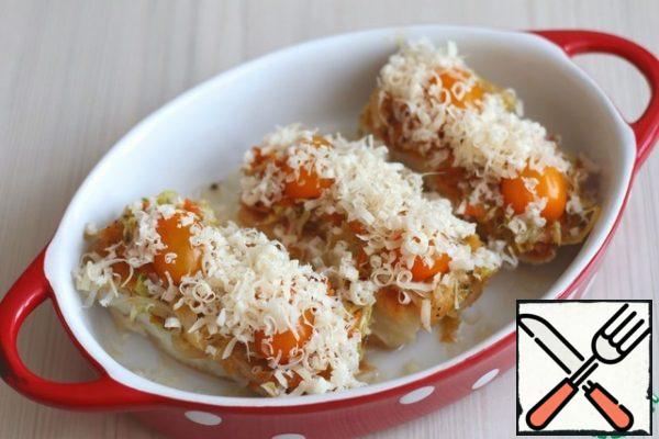 In a baking dish, put the fried cod fillet, put the fried vegetables (onions, carrots, Peking cabbage) on the fillet, add the chopped cherry tomatoes on top. Grate the cheese on a grater, sprinkle the fish and vegetables with grated cheese. Send the form to the preheated oven, brown the dish on the grill.