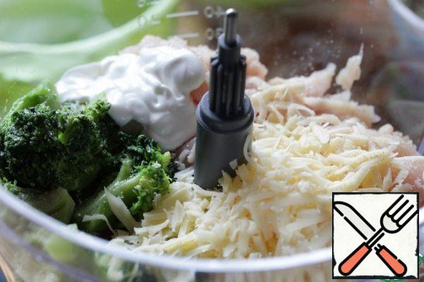 In a bowl of food processor, put pieces of chicken fillet, thawed broccoli florets, grated cheese, cream, chopped garlic (I used garlic powder), pepper and salt. Chop into minced meat.