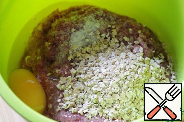 Prepare the nest.
Put the minced meat in a bowl, add egg, oat flakes, ground coriander, salt and mix.