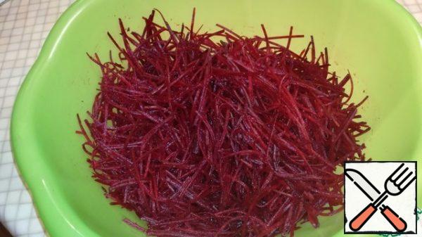 Beet wash, peel and grate on a grater for Korean carrot.
