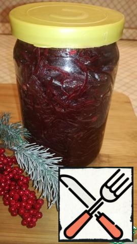 Put the beets in a jar, close the lid and put in the refrigerator for at least 3 hours. But if there is no hurry, it is better to leave for 7-8 hours. I do it in the evening and clean it at night. 