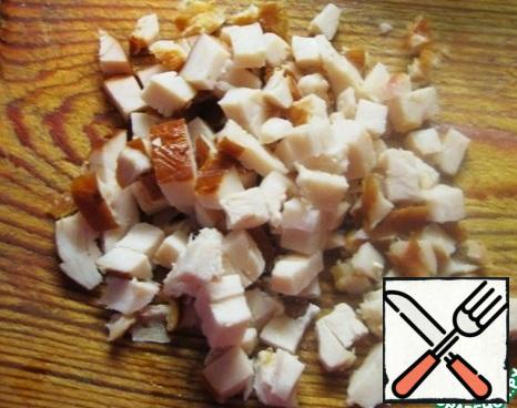 Cut the chicken breast into small pieces. Connect all the components of the filling, mix.