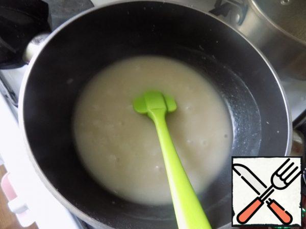 Now add the strained mushroom broth, stirring constantly oil-flour mass. Boil. The sauce will thicken very quickly.