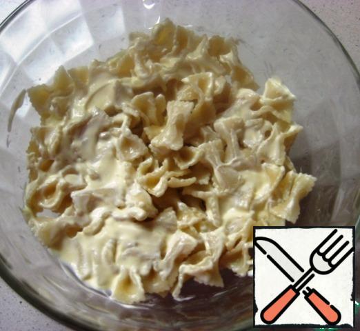 Spread the salad in layers, slightly smearing each layer, except the top, with mayonnaise.1. noodles