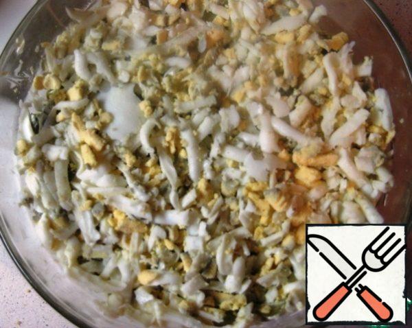 4. layer of grated eggs.