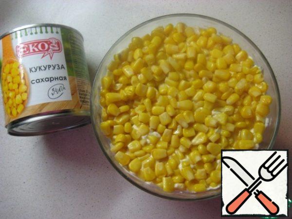 5. the final layer is corn. And sprinkle the salad with finely chopped green onions (if desired).