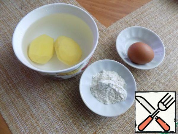 Peel the potatoes, wash them and fill them with very cold water. Let it lie in the water for 10-15 minutes. Then dry the tubers with a paper towel.
