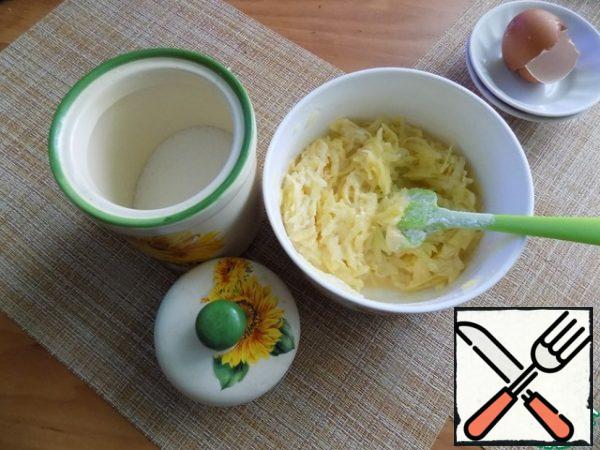 Grate the potatoes on a grater. You can grate it on a fine grater. I rubbed my middle finger with it. Break the egg, add flour and salt and mix thoroughly with a spatula.
