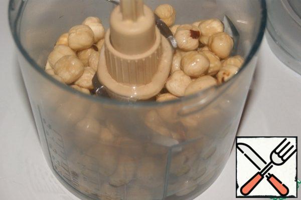 Nuts and butter put in a powerful blender or combine, I have 750 WATTS.
