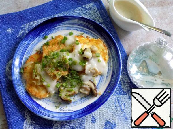 Put the pancakes on a plate, put the mushrooms and onions on top and generously pour the mushroom sauce. If desired, the dish can be sprinkled with herbs on top, which I did.