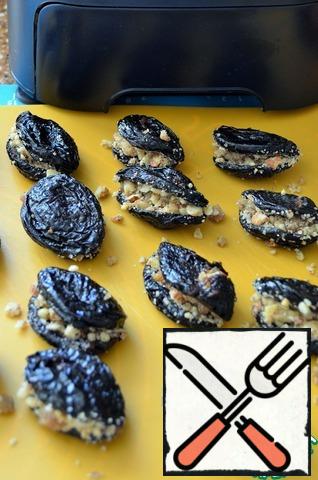 Stuff the prunes and 1 tsp. of the mixture.