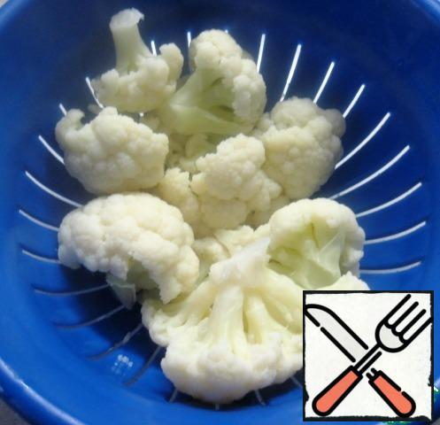 Divide the cauliflower into large inflorescences and boil (I put it in boiling, salted water, let it boil and in a minute it was thrown into a colander, we like the cabbage to remain a little hard). Allow to cool.