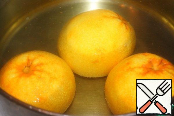 Put the oranges in a saucepan with hot water and cook for 10 minutes from the start of boiling. Repeat this step 1 more time. Drain and cool slightly.

