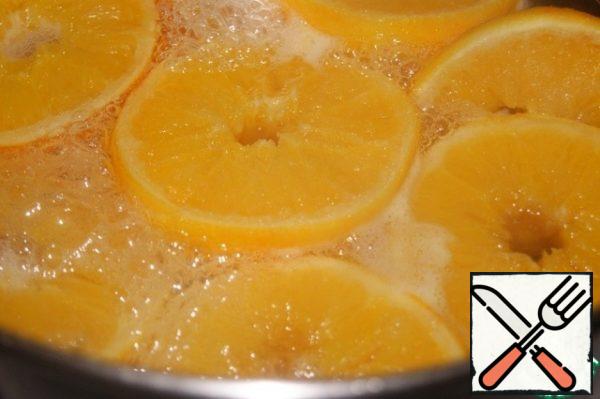 Cook over medium heat, constantly removing the delicious foam. I turned oranges every 15 minutes (cooked 60 minutes).
Look at the orange pulp at the beginning of cooking!