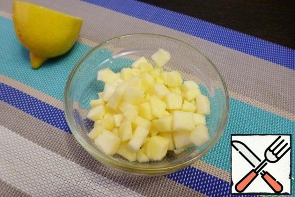 Peel the Apple from the seeds and skin, cut into cubes and sprinkle with lemon juice.