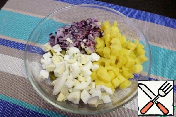 Cut the boiled egg like a potato, and chop the sweet red onion smaller.