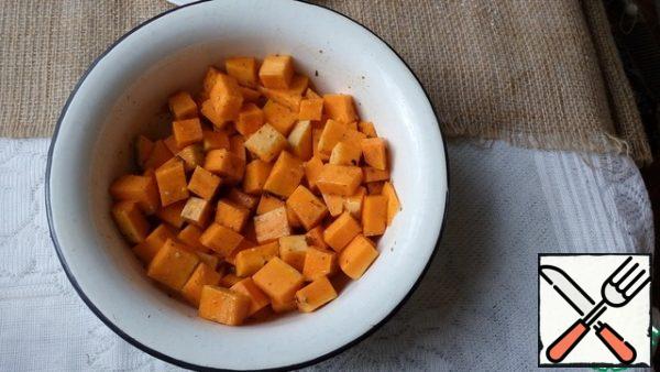 Cut the pumpkin into small pieces, add the coriander, cinnamon, thyme, freshly ground pepper and olive oil. Stir.