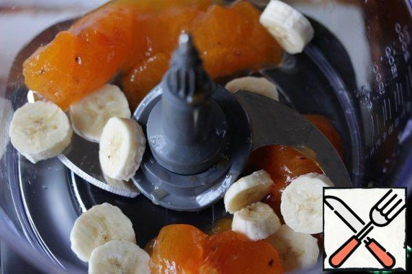 With persimmons to remove the skin, remove the bones, if they are.
Put the pulp in the bowl of a food processor, add the banana, cut into pieces.