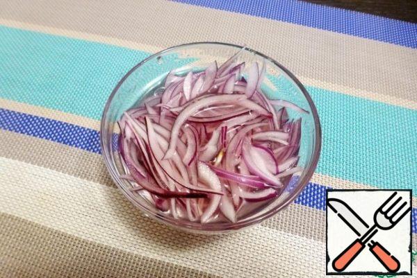 Red onion cut into thin half-rings and pour wine vinegar, slightly diluted with water. Leave to marinate for 10 minutes.